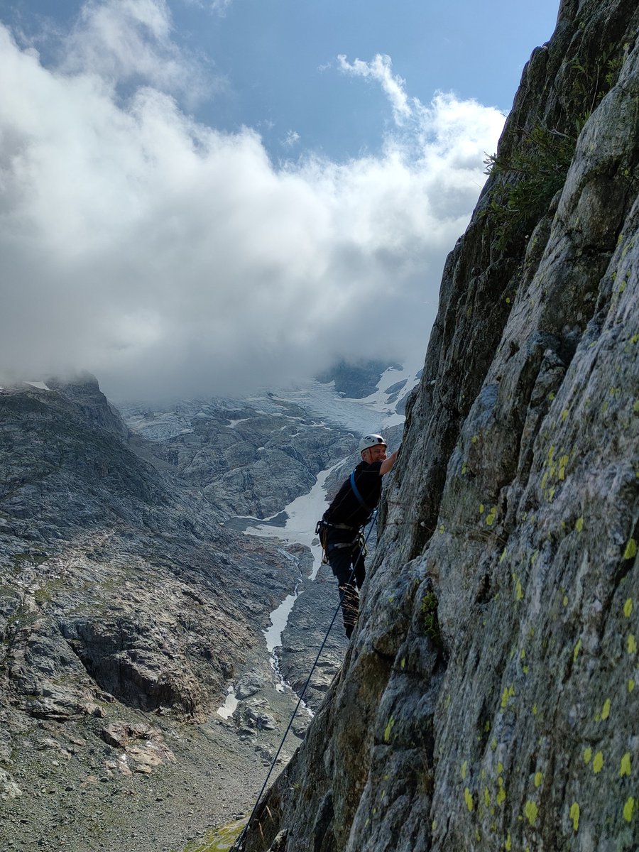 Geen alpine routes meer (knie wil rust), evengoed genieten in de bergen. Rotswanden als deze....waar vind je die anders ❤️