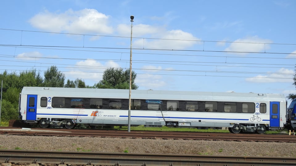 bazawagonow's tweet photo. Wagon bezprzedziałowy przystosowany do przewozu rowerów z oznaczeniem #175A_20 przechodzi obecnie próby na torze doświadczalnym.
Fot. Aleksander Kędzierski https://t.co/Ji8cko6wrU