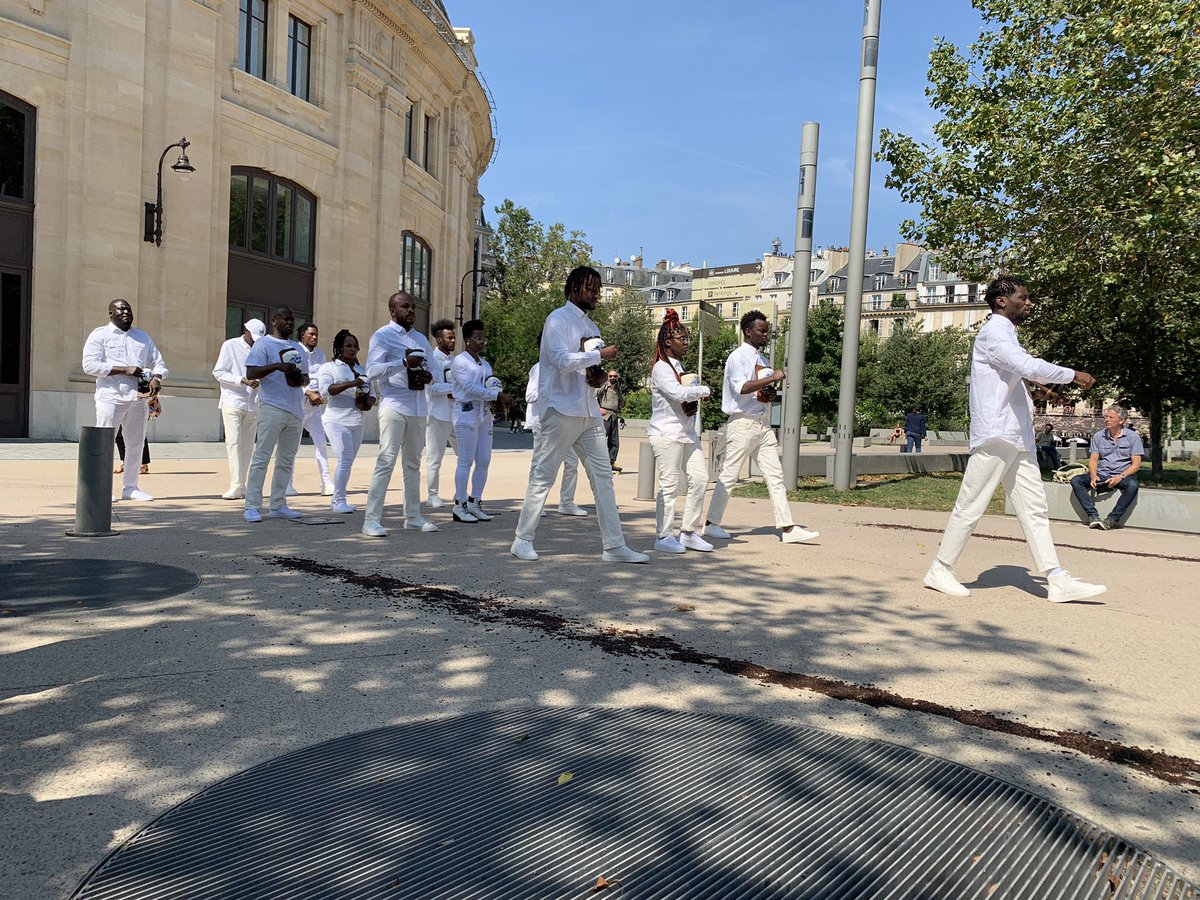 CarlottaPen's tweet photo. les performeurs actionnent continuellement des moulins à café manuels au long du chemin du café.  #BoursedeCommerce https://t.co/1wobmQnnei https://t.co/NnIHGDazdT
