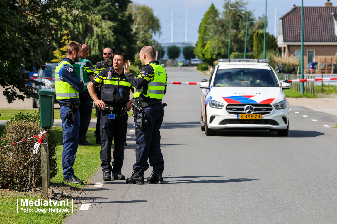 Bij een steekpartij op de Lelieweg in Bleiswijk is een 27-jarige man zwaargewond geraakt, de politie heeft een verdachte aangheouden. ITEM
