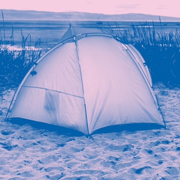 _SortItOut_'s tweet image. Expectation: the sound of the sea, star-gazing and nothing but Mother Nature for a relaxing night’s sleep under canvas on the beach.
Reality: woken up by a security team every hour through the night and a £1k fine. Ouch!
Pack **it up and check in to a hotel. #SortItOut
#NoCamping
