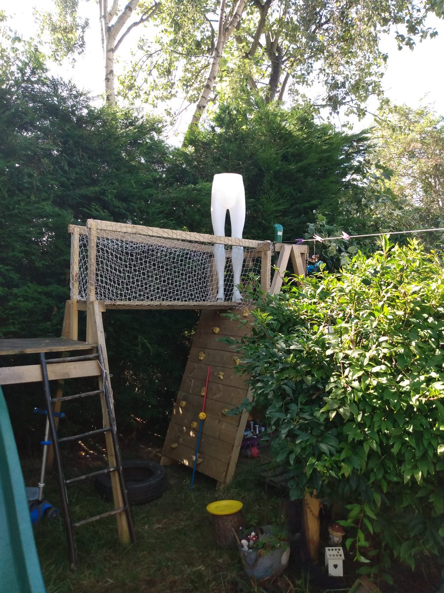"Someone was going to throw all this out!" Children see the possibilities in loose parts😊

Thank you <a href="/ZeroWasteDunbar/">Zero Waste Dunbar</a> for rescuing and redistributing these resources. These will add to the play at ELPA's Play Ranger sessions and local schools. #ChoosePlay