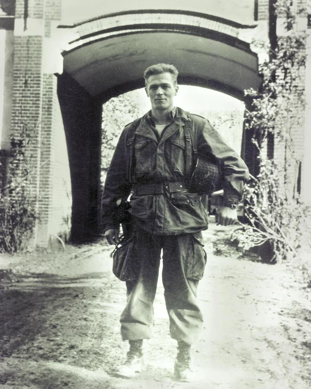 Historybench's tweet image. Major Dick Winters, commander of the 506th Parachute Infantry Regiment, 101st Airborne Division, Holland, 1944