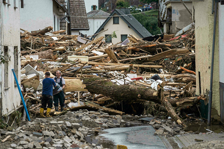 Волна прорыва и катастрофическое наводнение. Наводнение в Германии в июле 2021. Наводнения в Европе 2021 Германия. Потоп в Германии 2021. 16.07.2021 В Германии наводнение.