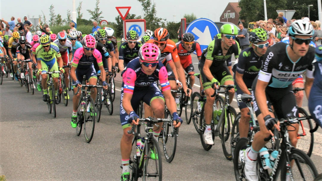 Topsport in Friesland met de Beneluxtour. Maandag 30 augustus 2021 gaat de 1e etappe van Surhuisterveen naar Dokkum. bit.ly/3gum2Jf
#friesuitstapje,#frieslanduitstapjes,#friesland,#fryslan,#visitfryslan,#lovefryslan,#wielrennen, #surhuisterveen,#beneluxtour,#dokkum