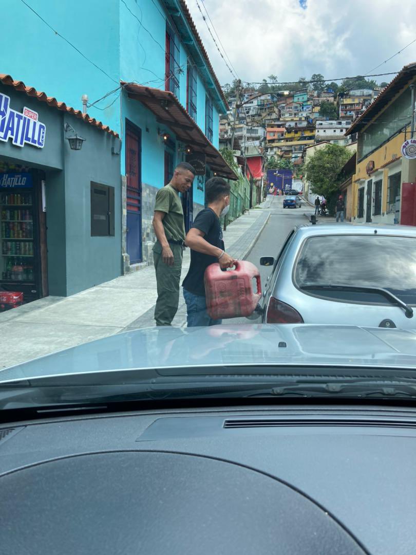 jememoreno's tweet photo. Y la anarquía se extiende por toda Venezuela. En #ElHatillo le colocan gasolina a los carros en plena calle bloqueando el tránsito de los otros carros. Funcionan talleres mecánicos en las casa y esto a solo una cuadra de la Alcaldía @ElHatillo https://t.co/Kr8nAeptjr