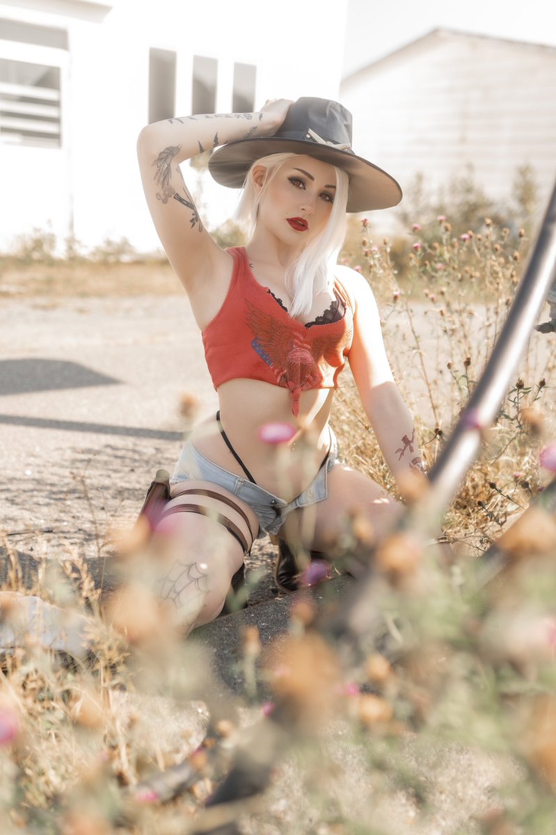 “You need to learn the rules.”

Casual Ashe for the end of summer!

(Check below how to make ur summer better 🥵)