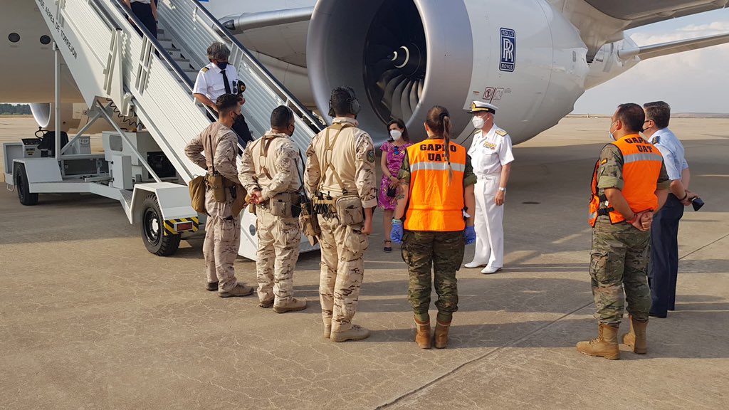 Hoy hemos recibido en la Base de Torrejón a otras 292 personas evacuadas desde Afganistán. Gran trabajo el de las Fuerzas Armadas y el de todo el personal que está haciendo que esta operación militar sea posible. Gracias 👏👏👏