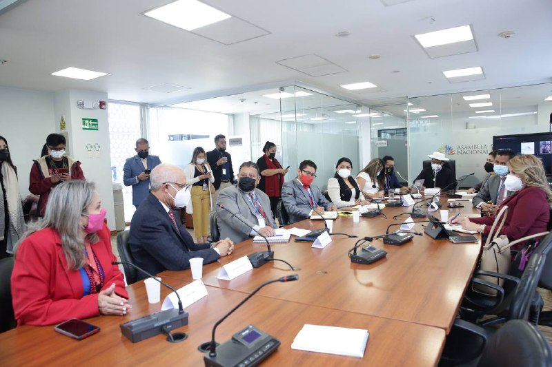 El presidente de <a href="/EducacionAN/">CECCYT</a>,  <a href="/ManuelMedinaQ/">Manuel Medina</a>, para finalizar comenta que está en manos de los miembros de la comisión el legislar en el campo educativo, cultural, tecnológico y saberes ancestrales.