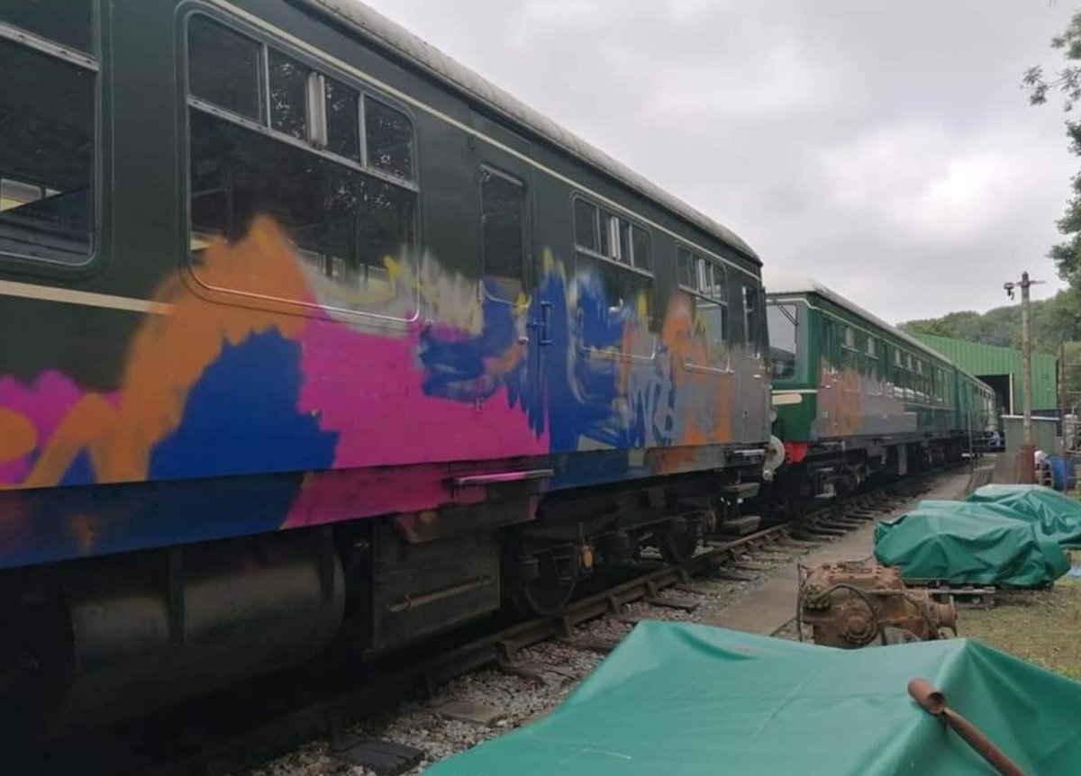 Last night the Llangollen Railway was targeted by vandals. Two DMUs were spray-painted and will cost thousands of pounds to repair. The railway can't afford that, it has only just got going again...

#Vandalism #graffiti #LlangollenRailway