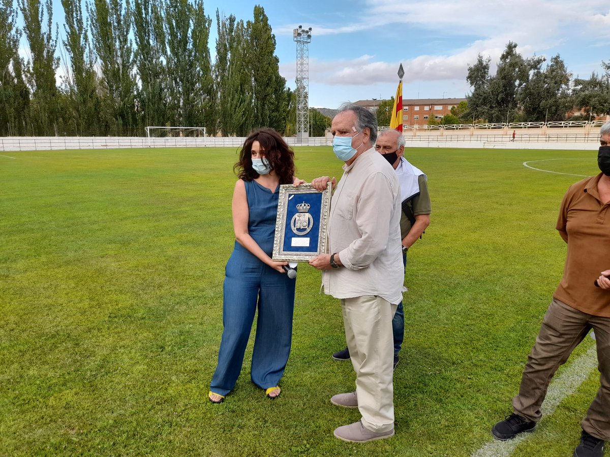 #FAF Una nutrida representación federativa en el homenaje a Juan Antonio Endeiza

futbolaragon.com/pnfg/NNws_ShwN…

VÍA <a href="/futbolaragon/">Real Federación Aragonesa Fútbol</a> <a href="/AndorraCF/">Andorra C.F.</a>