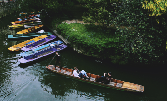 HIOxford's tweet photo. Punt along the River Cherwell when visiting our gorgeous city! 🚣 

Book your staycation in Oxford ➡️ https://t.co/aE6UZhw5uF 

#Oxford #oxfordpunting #puntontheriver #rivercherwell #cherwellriver #oxfordstays #staycationuk #ukbreaks https://t.co/F6UdMqwUtu