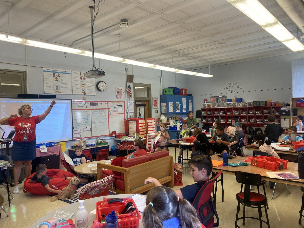 megan__burnette's tweet image. Fourth graders at @RockyHillRams are working to figure out how robots make our lives easier. #Innovation #KCSSTEM 🤖