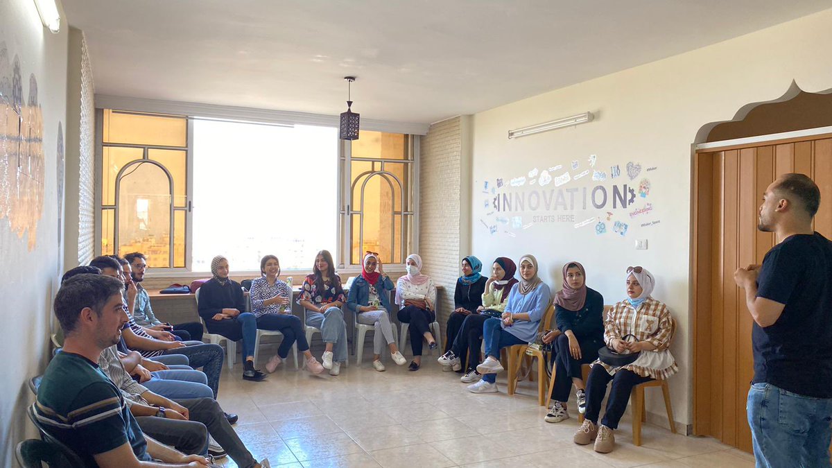 FutureEng10's tweet photo. خلال ورشة مهارات العروض التقديمية ضمن مشروع SDGs، قام المهندس محمد الكرد بشرح مهارات تساعد على زيادة ثقة المتحدث بنفسه، إلى جانب تزويده متدربي المشروع بنصائح عند التحضير لمحتوى العرض التقديمي كاختيار نوع وحجم خط مناسبين وإضافة صور معبرة، ونصائح أخرى عن المظهر، لغة الجسد.. https://t.co/wfSdgKnWFo