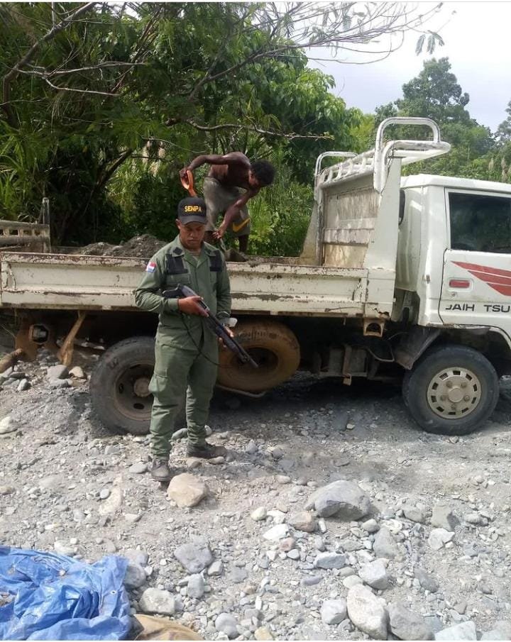 senpard's tweet photo. Tras ser encontrado en flagrante delito extrayendo material de la corteza terrestre fue detenido conductor e incautado camión en que se trasladaba cargado de arena desde el interior del río Haina ubicado en el Municipio Villa Altagracia, Provincia “San Cristóbal”.

#senpard https://t.co/DtvqyspdoQ