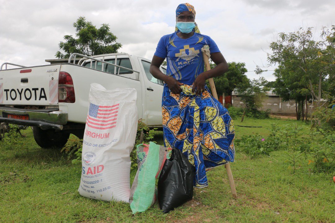WFP_Cameroon's tweet photo. #Cameroon🇨🇲
We have seen hunger rates fall and nutrition improved, often where #WFP empowers women 👩🏾🦱👱🏾♀️👩🏾🦰👵🏾🧕🏾 to support not only themselves but also their families, communities and countries.
Women can be forceful agents in ending global hunger
#SavingLives
#ChangingLives https://t.co/xt3x0mSAnw