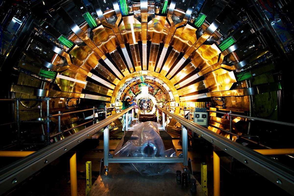 CMSExperiment's tweet photo. Summer mornings bring with them beautiful sunrises and incredible sunsets🌅
This picture of technicians working inside the CMS detector in 2008 reminds us of those early morning sunrises which summer brings and gives us a sense of warmth when we look at it🌡️☀️?
 📸 CERN. Brice, M https://t.co/T4LlL5EvGY