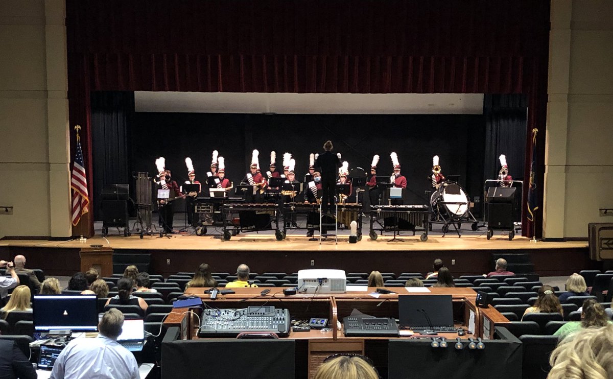 M_Farrands's tweet photo. Next “first day:” all staff report! Amazing energy as the whole Bulldog family gathered for the first time since August 2019. Jamming with our HS band, celebrating our new staff, and being welcomed by our new fearless leader - no better way to start the year! #BSSDProud https://t.co/sDdJVjFDuw