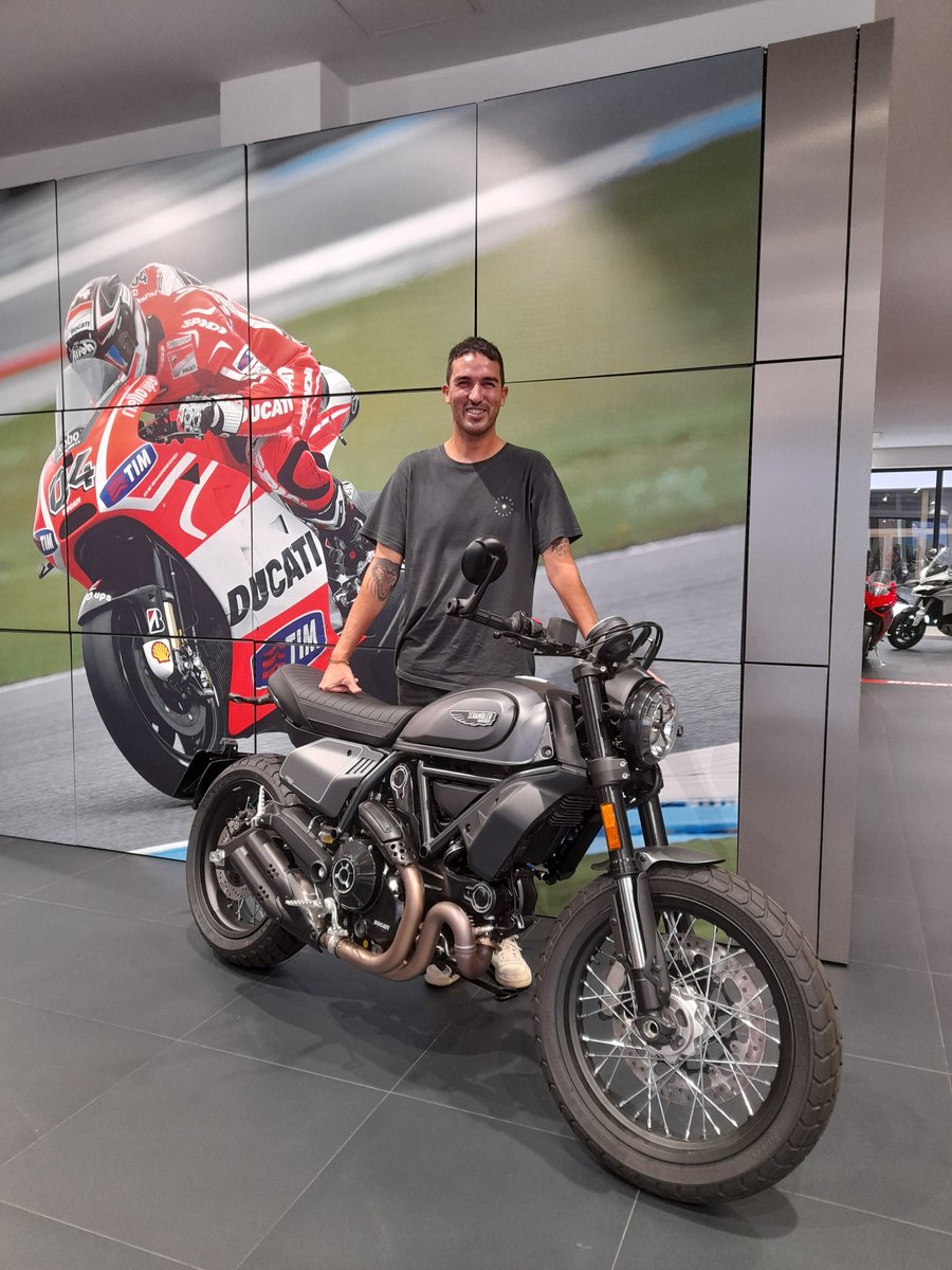 Sergio quería una moto estilo café racer para su carnet A2, y cuando vió la Scrambler Icon Nightshift, fue amor a primera vista. 😍

La limita y se la lleva a Lanzarote, ¡que la disfrutes a tope por esas preciosas carreteras!👏

#Ducati #ScramblerDucati #IconNightshift #Ducatista