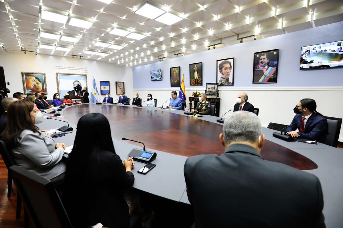 Ministros, Gobernadores y Alcaldes, les reitero: el bloqueo no debe ser la excusa para dejar de garantizar la atención integral del pueblo, todo lo contrario, es la causa de lucha para superar los ataques criminales, y lograr la mayor suma de estabilidad y felicidad posible.