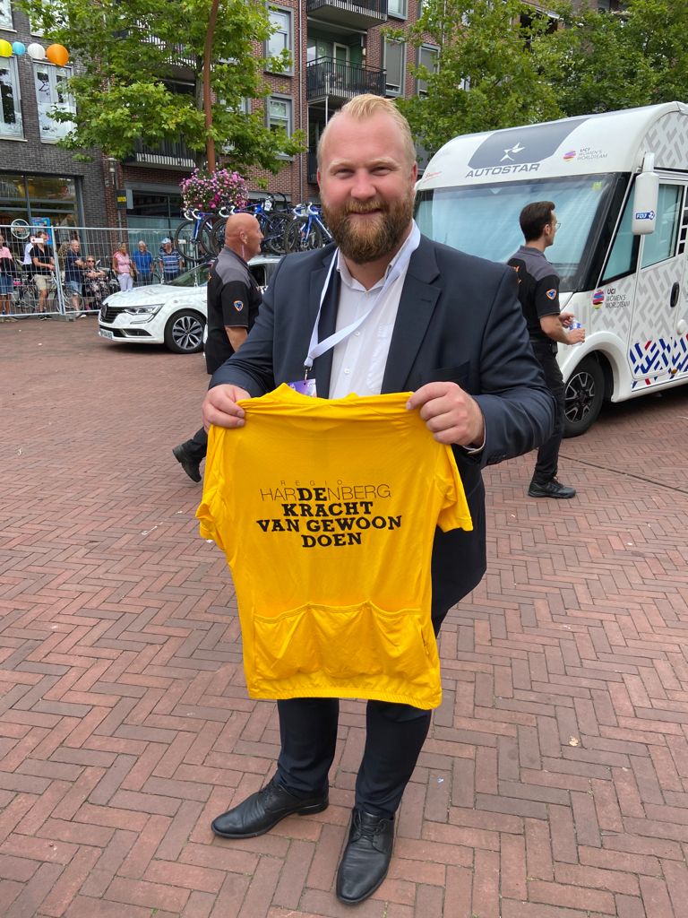 M_Breukelman's tweet image. Congratulations to @aliACTIONjackso winner of today's stage of the Simac @ladiestour finishing in @gemhardenberg. It was an honor to present you our first cycling jersey.  #Wielergemeente #Simac #Ladiestour