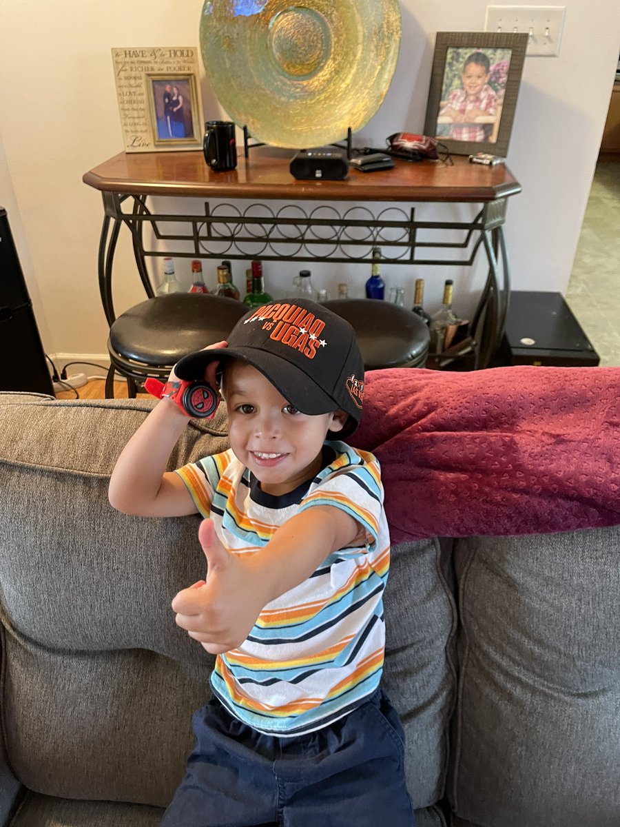 My best friend #Grandson got a hold of the hat @abeG718 got me 💪🥊 he loves boxing and he’s only 3. @NYFights @Woodsy1069 @boxing_bird81 @MonteroOnBoxing #PacquiaoUgas #boxing