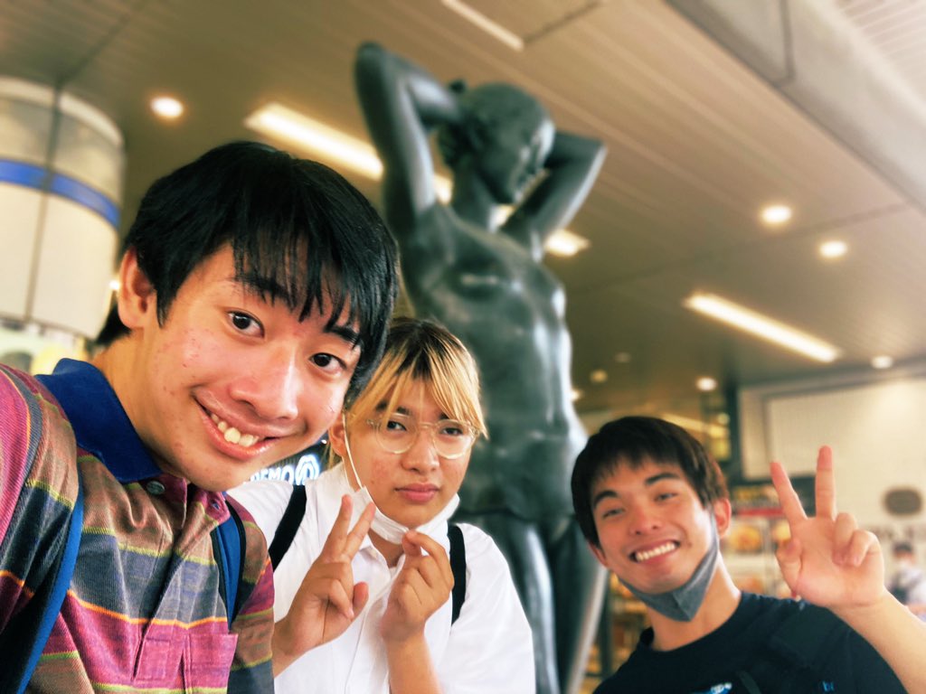 Aiharahal Coronaワクチン1回目の接種を一緒に受けた友達とブロンズ象の前にて Coronaワクチン接種 ワクチン接種1回目 ワクチン接種後 青葉台駅 青葉台 ブロンズ像 美大の友達 美大生 美しい大学生 友達 良い友達 美しい友達 友達3人