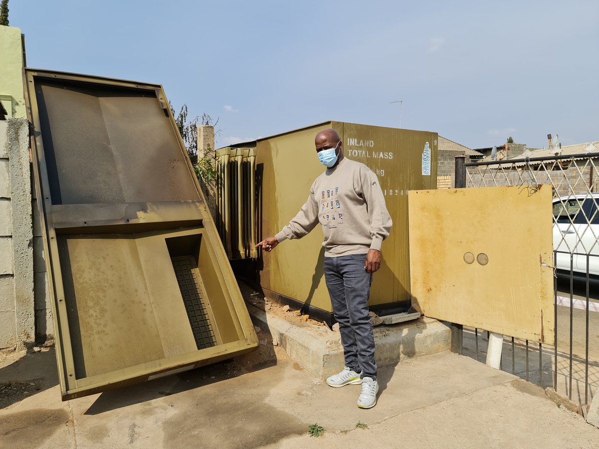 tsepomhlongo's tweet photo. Will be submitting petition to @ParliamentofRSA
Dozens of Diepkloof homes in the dark for 3 months.I'm told that @Eskom_SA
don't have mini sup in Gauteng this leading to damage to transformers & other network equipment & pose a safety risk to the community of Dk
#BasicService https://t.co/RamLrROQ7i