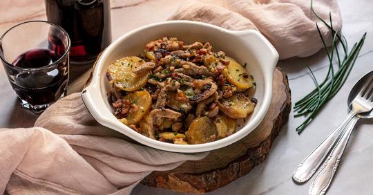 Piatto ricco mi ci ficco 😉
Oggi <a href="/Tery_PeP/">Teresa Balzano</a> ci porta in #Trentino ad assaggiare la #rosticciata. Per chi ancora non la conoscesse si tratta di un piatto tipico a base di carne, patate, cipolle, speck ❤ Una vera delizia tutta da gustare, guarda un po’ 👇
sfizioso.it/ricetta/rostic…