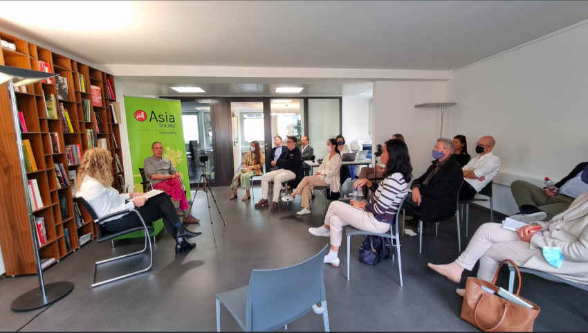 AsiaSocietyCH's tweet photo. We would like to thank @scotthaas27 for an insightful conversation about #ukeireru and his experience as a #writer in #Japan. The video to this #TalkAtTheLibrary will be on the @AsiaSociety #YouTube channel soon. In the meantime, you can read @halbluchs 's #LiveTweet thread. https://t.co/KfVAMiTy47
