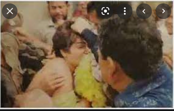 Pappu_Pagger's tweet photo. Delhi govt school teacher Uma Khurana assaulted and molested by mob after Indian news anchor @sudhirchaudhary ran a fake news that she is running sex rackets with school girls. https://t.co/VKHSYdHzup