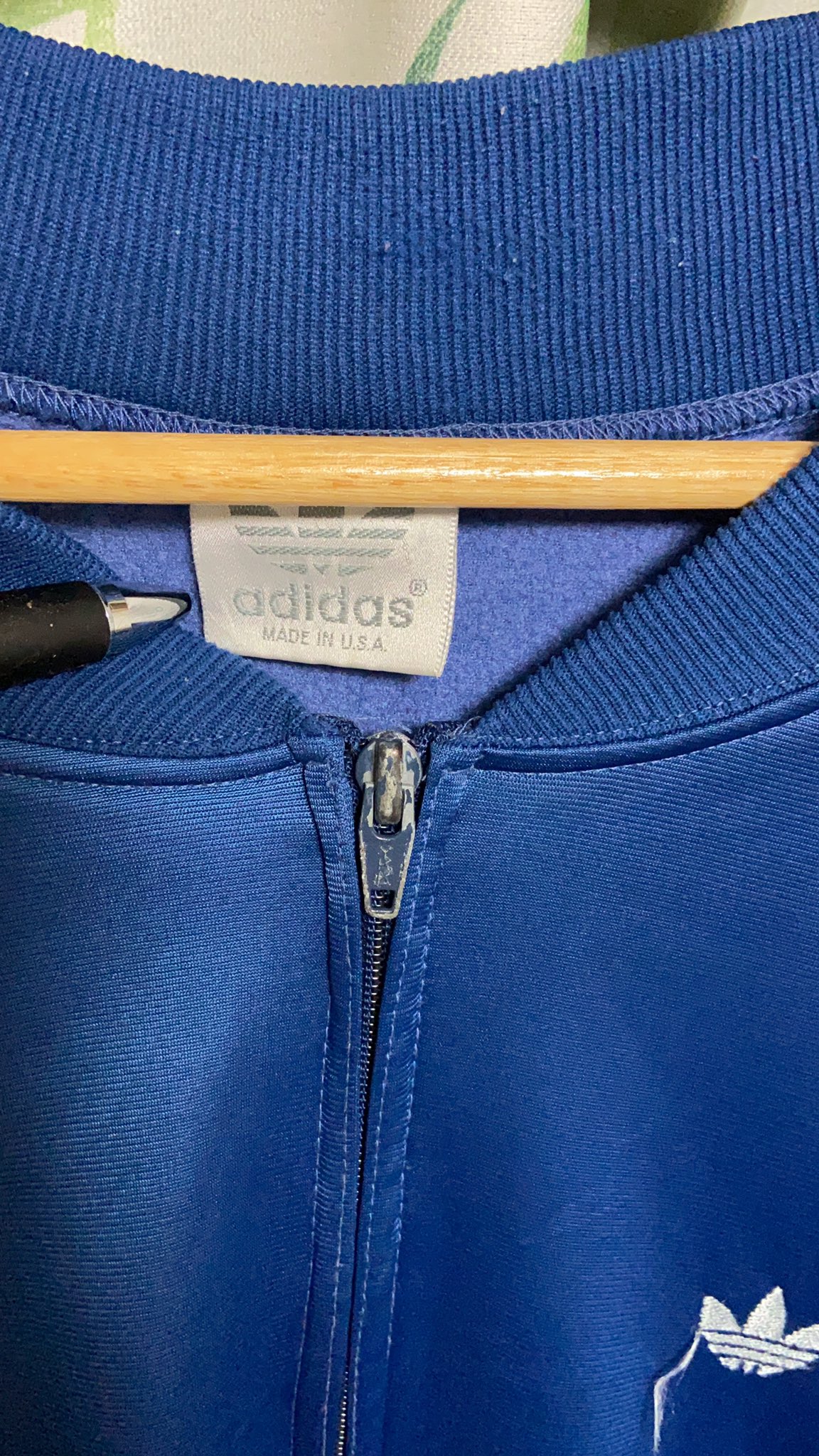 くわどげ Adidasの80年代のジャージ生地感からしてatpだと思うけどatpのタグないしトレフォイルマークにadidas の名称がない謎ジャージ 偽物ではないと思う Adidas 80年代 古着 T Co 5u5rajef4e Twitter