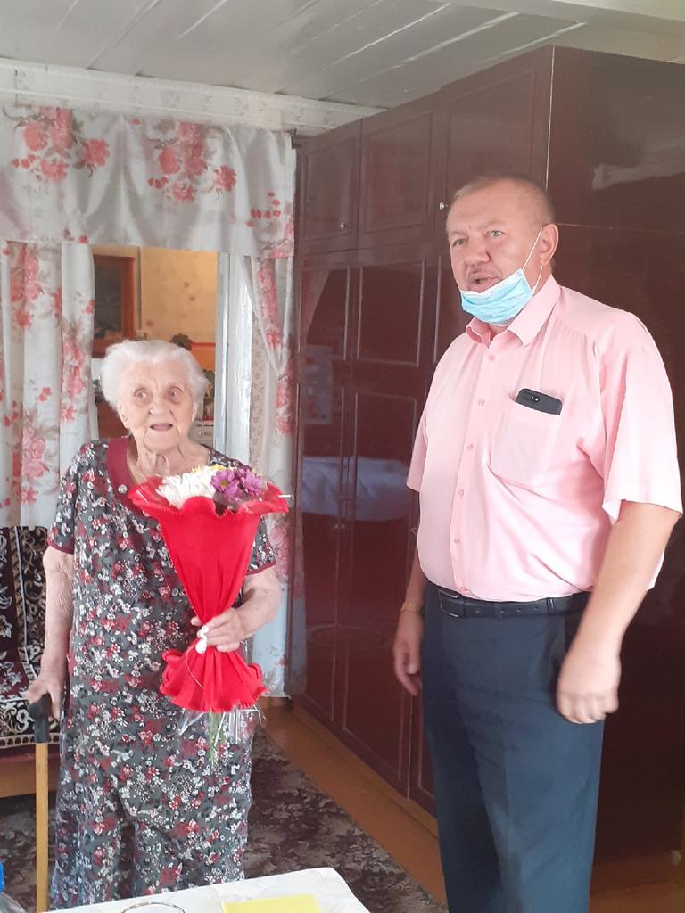 И.о.главы Богатовского района  Е.А. Артемьева и и.о. главы сельского поселения Богатое В.А. Марчук поздравили с 95-летием   жительницу села Богатое Ефанову Надежду Петровну.