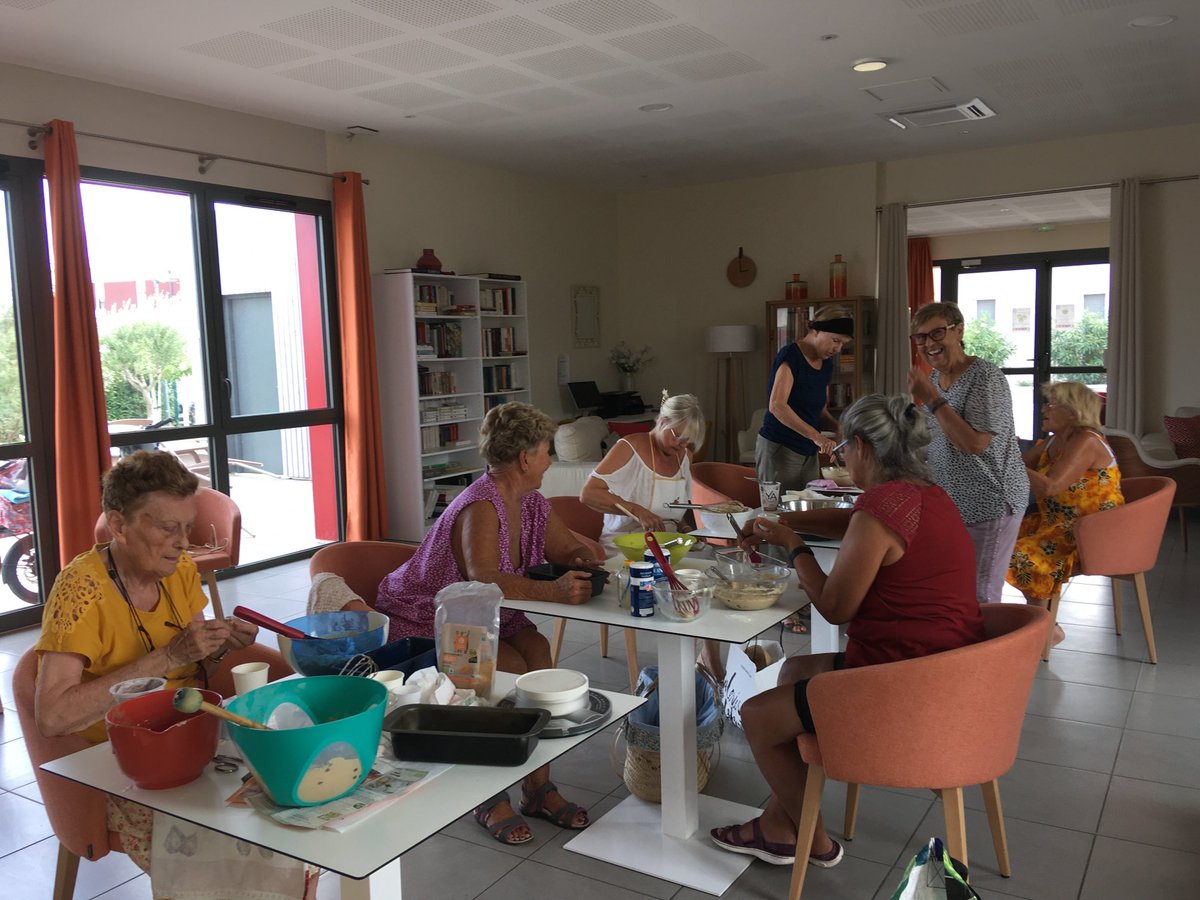 Atelier cuisine : les résidents aux fourneaux pour confectionner un délicieux banane cake végan  !