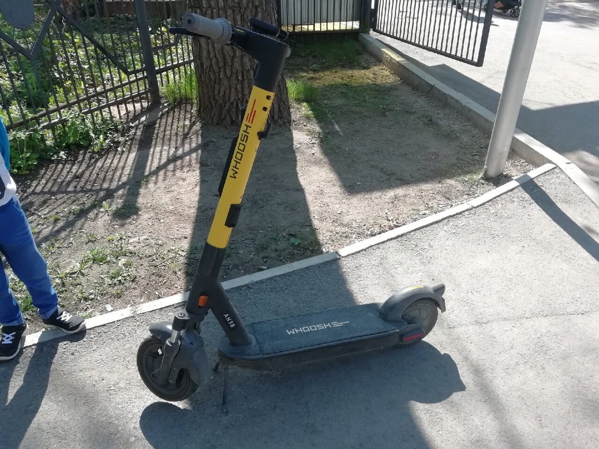 башкирский самокат. самокат на улице. самокат xiaomi whoosh. ограничения от самокатов. парковка для электросамокатов.