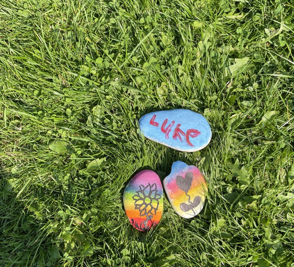 As part of Manchester City Councils North Area Parks #loadstodo this summer, this afternoon there was free pebble painting at Gaskell Street Park in Newton Heath. Lots of amazing designs @parks_great @ky1iew @MCCMPandNH