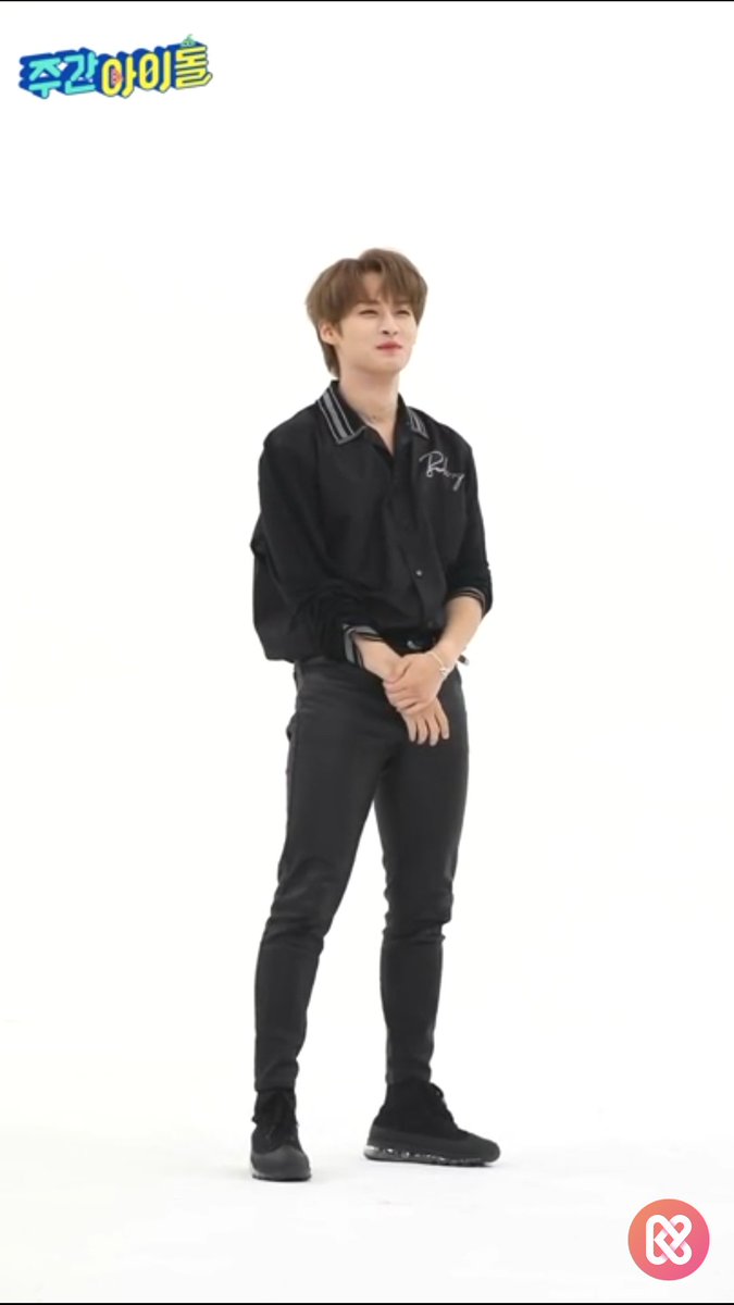 yeonjunismine99's tweet photo. Just look at lee know and his constant struggle to fight the urge to laugh. I'm pretty sure the members were making funny faces 😂 @Stray_Kids https://t.co/3c9y4eiCeu