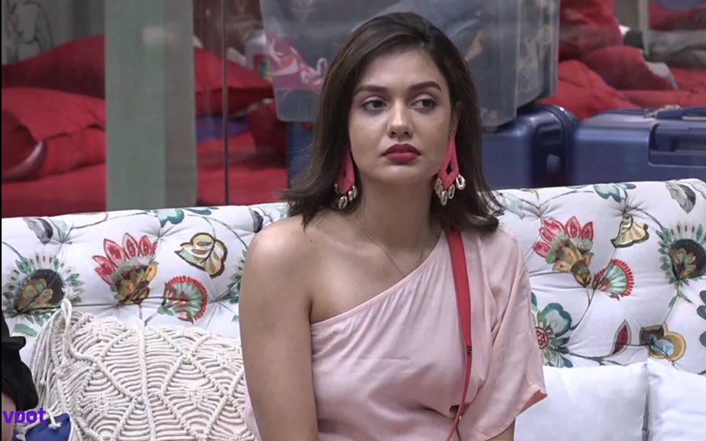 Divyakitweet's tweet photo. When the storm seems to overpower you , hold on tight  for it is only passing. #staystrongdivya. 
#westandwithzeeshan. 

Outfit @siyonabyankurita
Earrings @akeyaofficial
Styled by @stylingbyvictor @sohail__mughal___
Assisted by @tanisha_agrwal

#divyaagrwal #divyainbbott #bbott https://t.co/8zL0QtBpYl