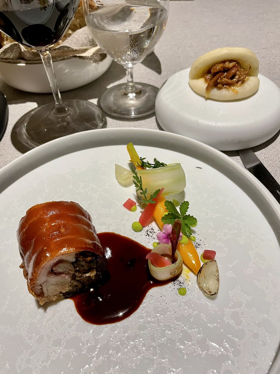 SpinelliManuela's tweet photo. Well…. If you are travelling to Italy here is one cool chef + location to visit. 

👉🏻@Antoninochef 
👉🏻@villacrespi 

I thoroughly enjoyed!

Grazie a tutto il team di cucina e sala x due giornate 🔝 

@Michelin #guidamichelin #michelinitalia #cannavacciulo #michelinguide https://t.co/bDSxf4HA9z