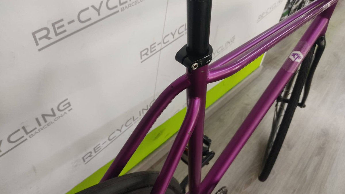 ¡Estrena nuevo curso en fixie! Llévate esta espectacular bici de piñón fijo Commencal de Acid Bikes por sólo 350€. Disponible en Recycling Barcelona. #labicidelasemana #nobrakesnorules #bicibcn