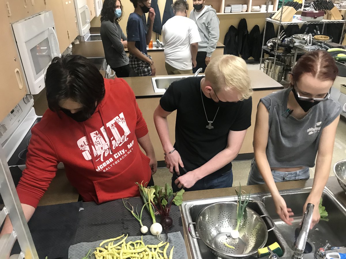 Bear_CreekHS's tweet photo. On Monday, Mrs. Fantozzi took our ProStart kids on a visit to our new Community Garden to pick some homegrown veggies that they will be cooking this Thursday in class! Super awesome! #GoBCBears #BetterTogetherBC #jeffcobettertogether https://t.co/1MbkS69LoM