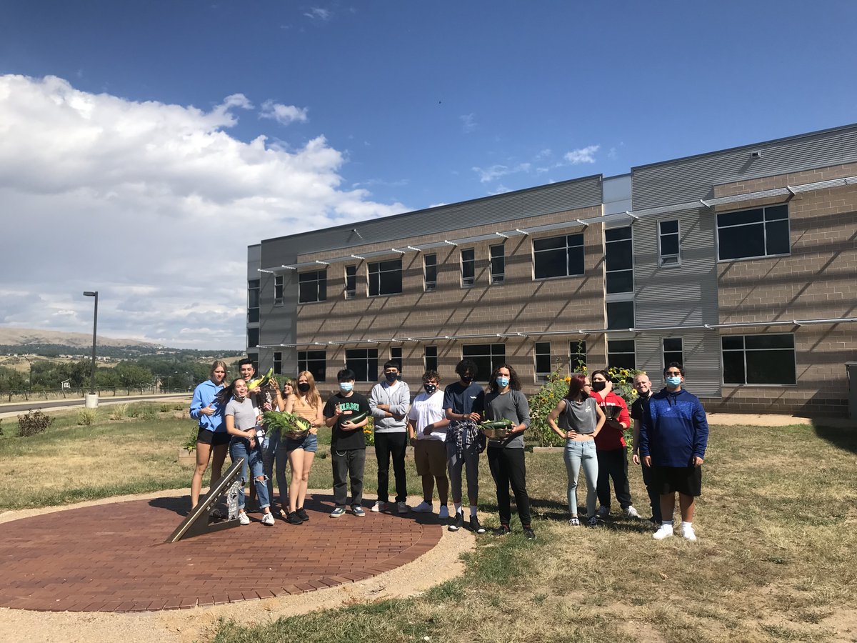 Bear_CreekHS's tweet photo. On Monday, Mrs. Fantozzi took our ProStart kids on a visit to our new Community Garden to pick some homegrown veggies that they will be cooking this Thursday in class! Super awesome! #GoBCBears #BetterTogetherBC #jeffcobettertogether https://t.co/1MbkS69LoM