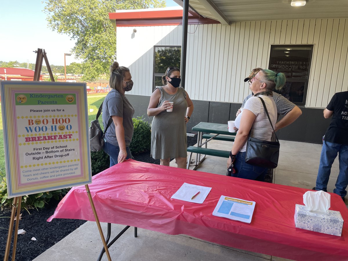 FoxC6Schools's tweet photo. The @FoxElementary PTO invited kindergarten parents to join them for a Boo-Hoo, Woo-Hoo donut breakfast outside of school after drop-off this morning.
#FoxC6Strong
#FoxC6FirstDay https://t.co/7IfR8wvKGW