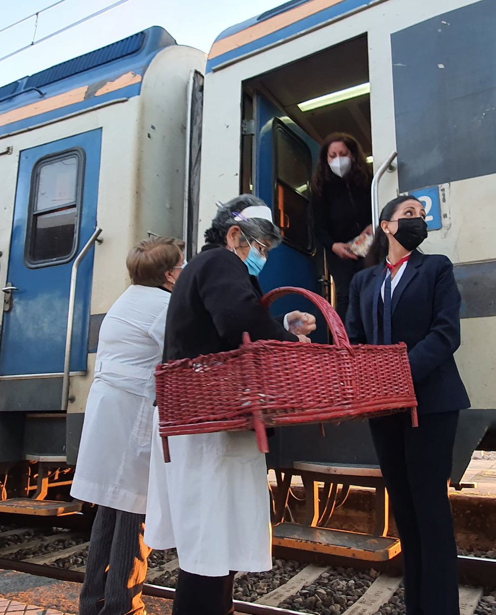 MoralesAmaya's tweet photo. #Maule: Las conocidas "Palomitas", volvieron a la estación de trenes #Curicó a vender sus tortas, después de 1 año 7 meses de pandemia. La tradición data al menos desde 1938: "No vamos a dejar que esto muera", dijo a @Cooperativa Laura González, con más de 50 años en la actividad https://t.co/llLTZRGJPj
