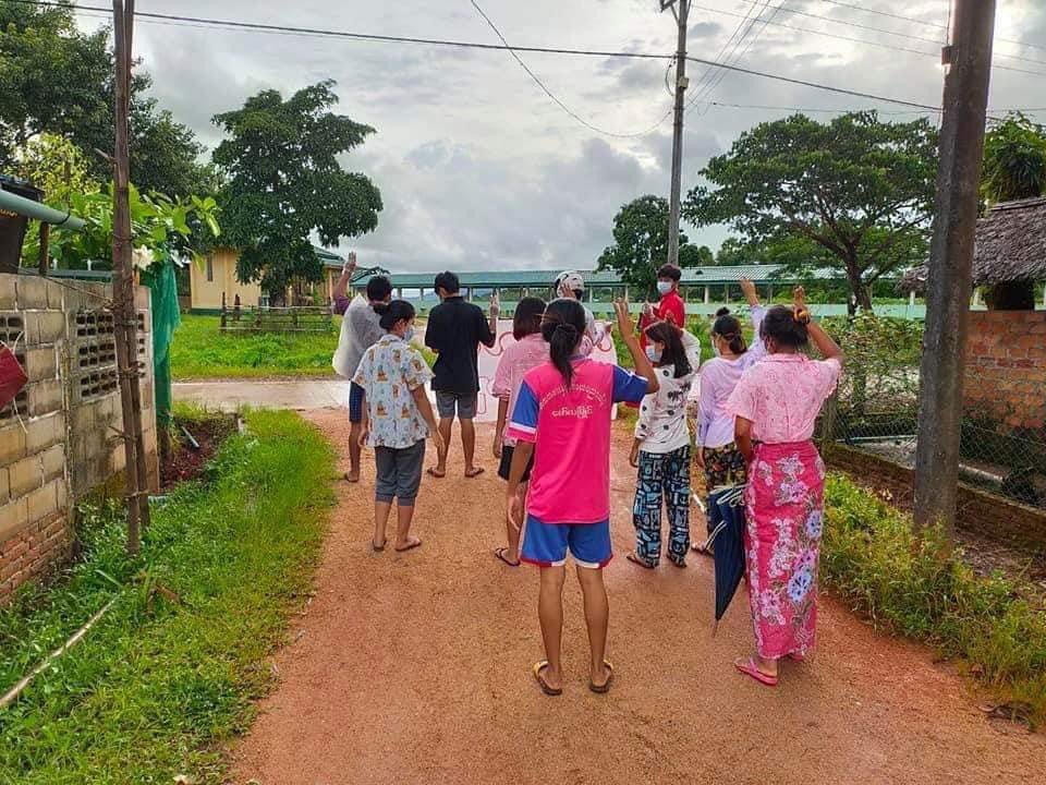 Rural villagers from Launglon township staged a guerrilla protest this evening for the official recognization of NATIONAL UNITY GOVERNMENT.
#UselessASEAN      #WhatsHappeningInMyanmar  #Aug25Coup