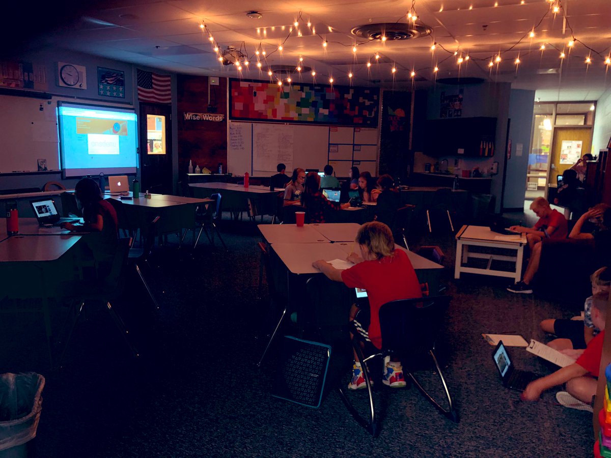 The #lightbulblab is a hit so far for these #aurorahuskies 5th graders!