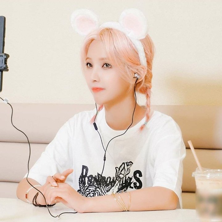 thinkersoo's tweet photo. happy birthday soyeon! thank you for always working hard and never giving up on your dreams. we love you so much ๐ค๐ฆ
#HappyWindyDay #CEOSoyeonDay #HappySoyeonDay https://t.co/sHljeGwHbG