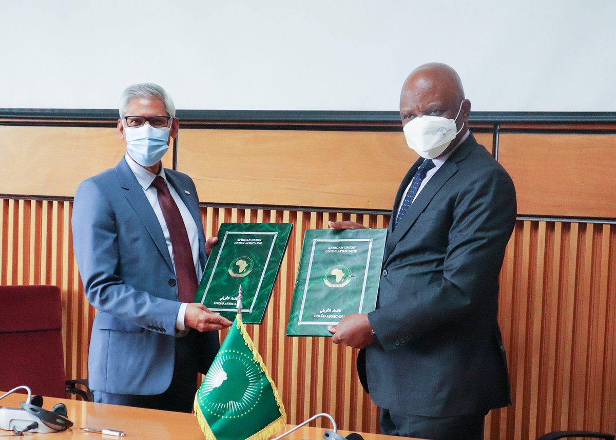 Signing ceremony of the MoU between <a href="/AfricaCDC/">Africa CDC</a> and <a href="/IFRC/">IFRC</a>  to ramp up #COVID19 pandemic response in Africa.
This new collaboration will strengthen community resilience and response to public health emergencies at community level.
africacdc.org/news-item/afri…