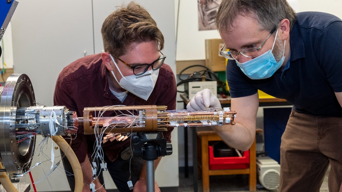 uni_mainz_eng's tweet image. New method for cooling charged particles: System consisting of two Penning traps connected to an electrical resonant circuit transmits the cooling power of laser-cooled ions uni-mainz.de/presse/aktuell… #protons #ClusterOfExcellencePRISMA+ #BASECollaboration

photo: Stefan F. Sämmer