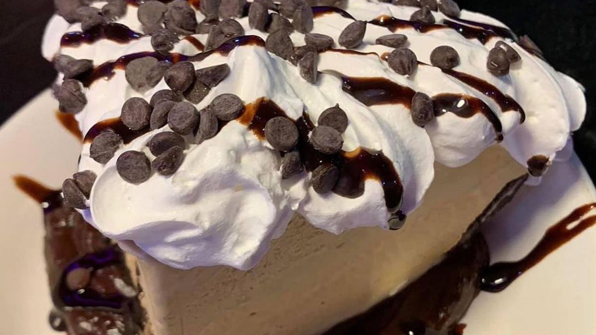 PeppermillVegas's tweet image. Life is short. Eat dessert first. 🍰 

📸 @vegassurebets